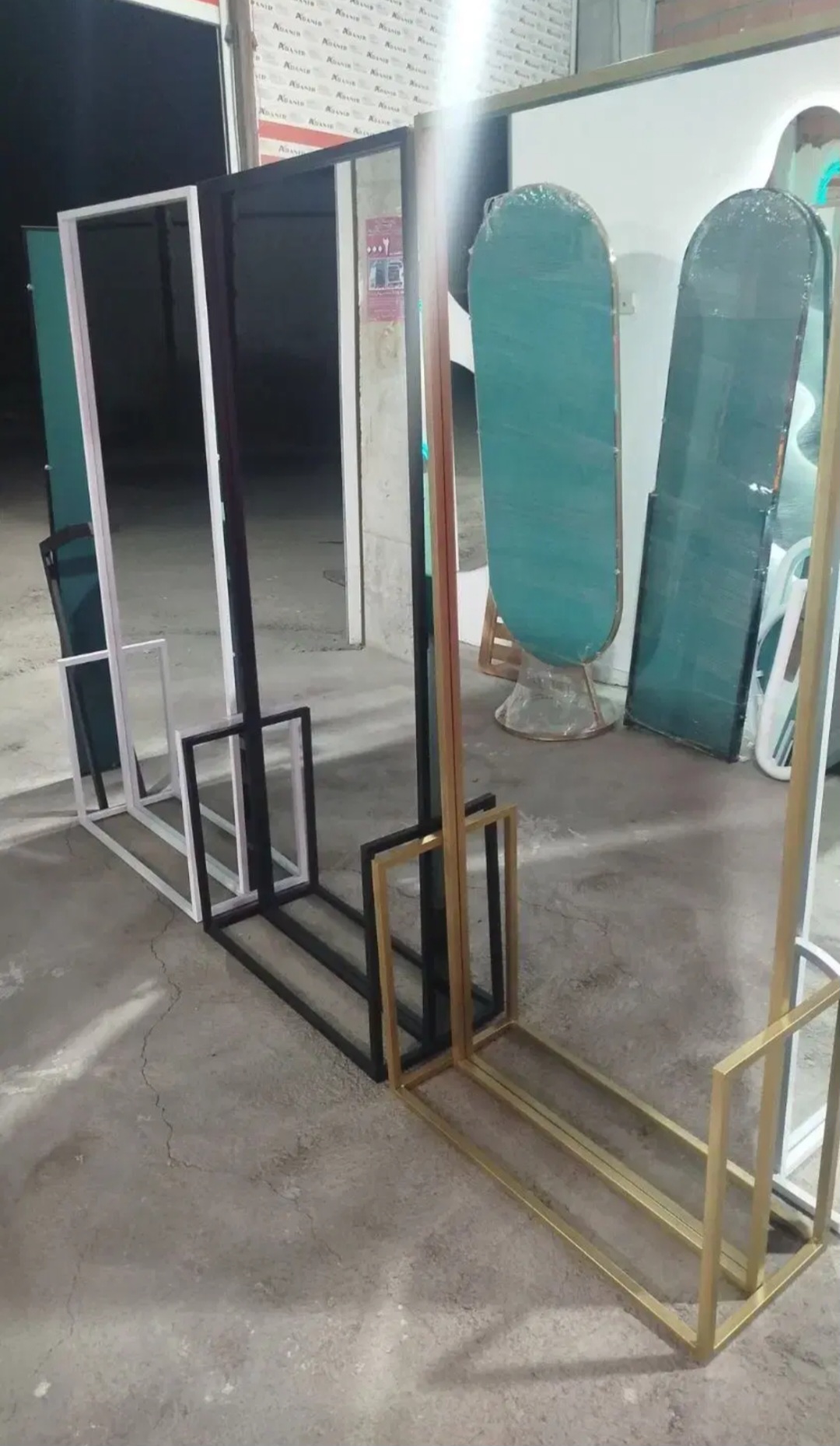 اینه مربع پایه دار